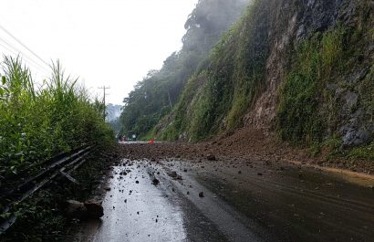 Escombros de rocas cayeron en la vía Alóag-Santo Domingo, donde persiste el riesgo por lluvias y caída de rocas. La vía fue habilitada pasadas las 18h00 del 10 de abril de 2025.