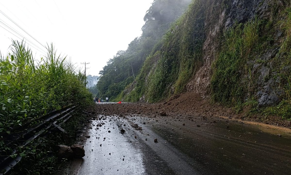 Escombros de rocas cayeron en la vía Alóag-Santo Domingo, donde persiste el riesgo por lluvias y caída de rocas. La vía fue habilitada pasadas las 18h00 del 10 de abril de 2025.