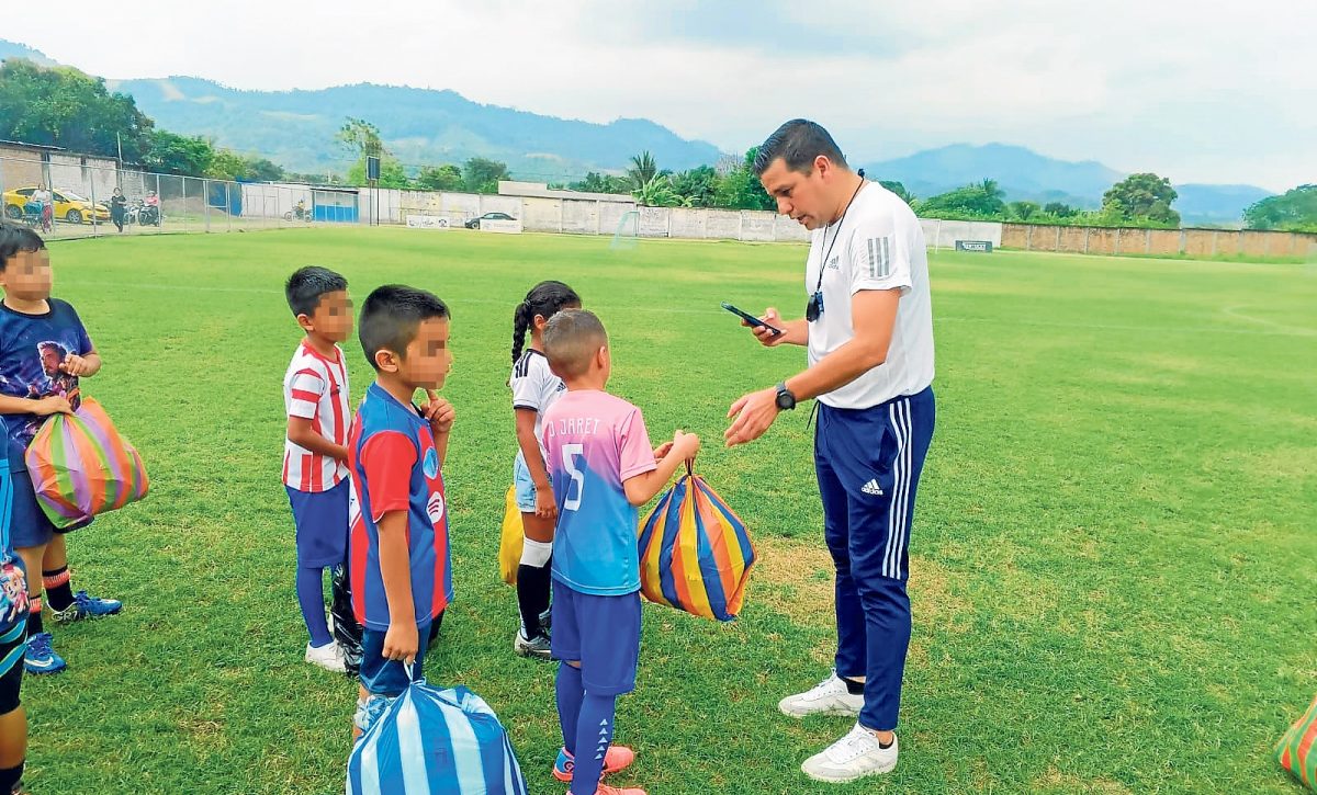 Escuela de fútbol combina deporte y reciclaje aportando con el cuidado ambiental