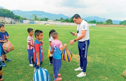 Escuela de fútbol combina deporte y reciclaje aportando con el cuidado ambiental