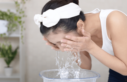 Especialista advierte sobre riesgos y beneficios de sumergir el rostro en agua con hielo