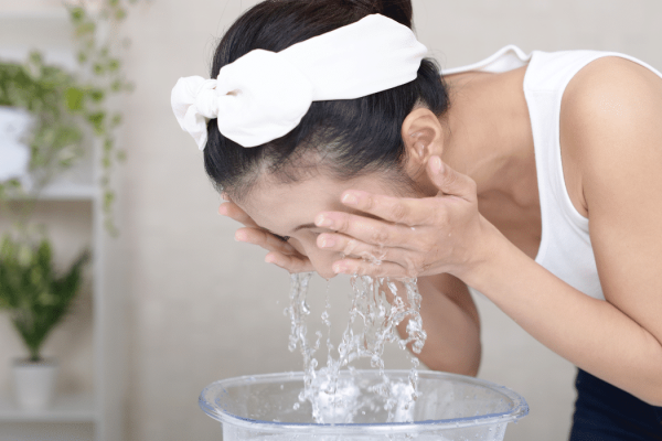 Especialista advierte sobre riesgos y beneficios de sumergir el rostro en agua con hielo