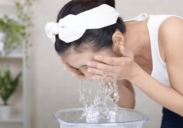 Especialista advierte sobre riesgos y beneficios de sumergir el rostro en agua con hielo