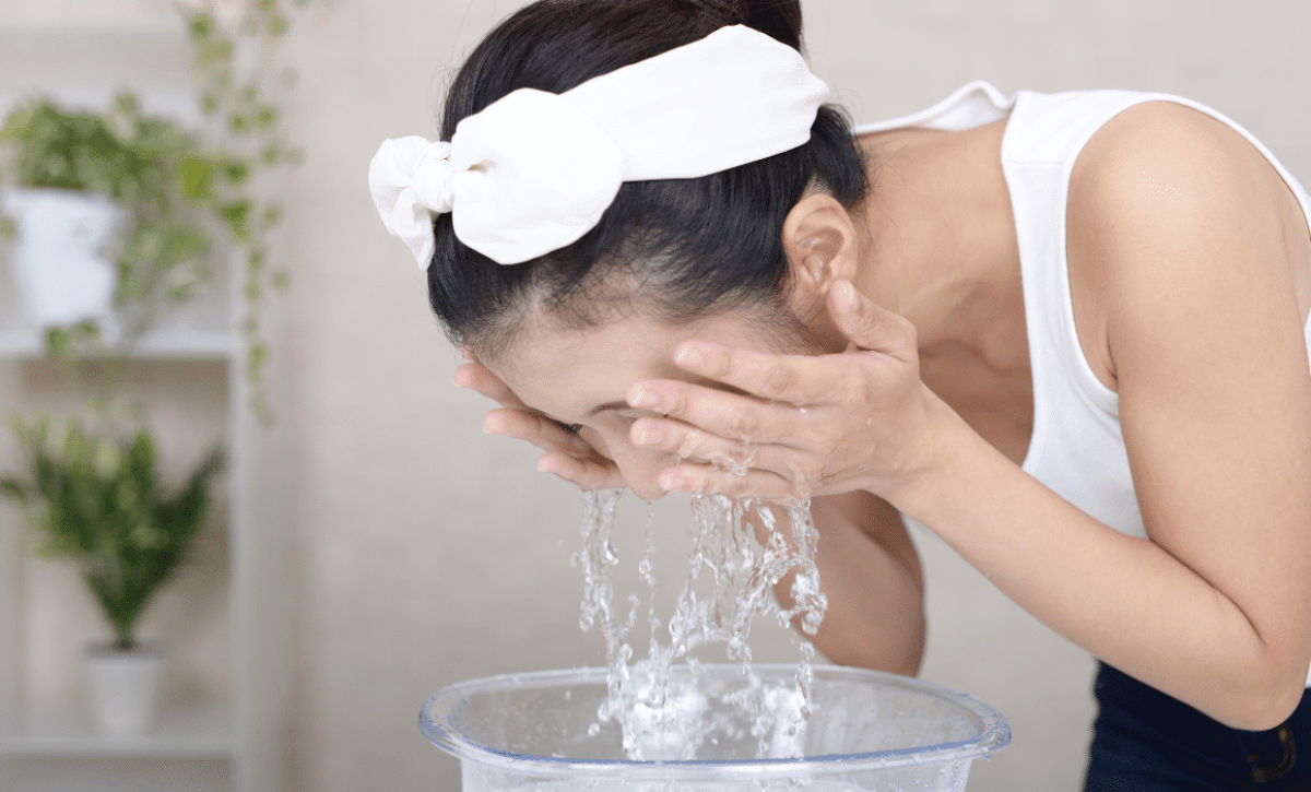 Especialista advierte sobre riesgos y beneficios de sumergir el rostro en agua con hielo
