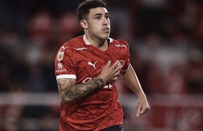 ¡Espectacular chilena! Montiel da victoria épica a Independiente