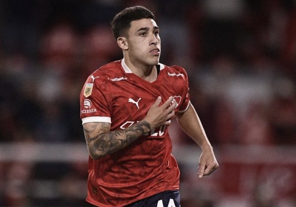 ¡Espectacular chilena! Montiel da victoria épica a Independiente