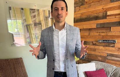 Este ecuatoriano cambió la cancha por el campus y ahora abre caminos para miles de jóvenes.