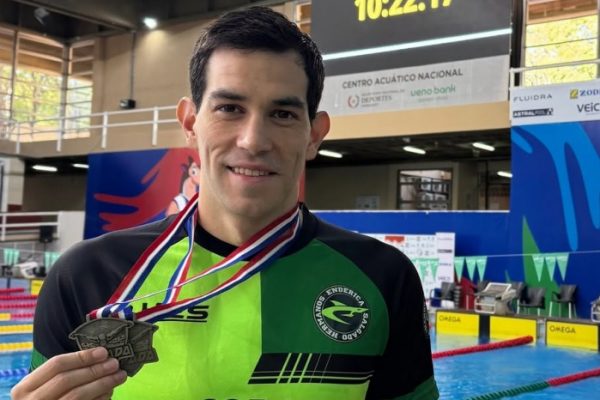 Esteban Enderica, con sus medallas del Open de Paraguay.