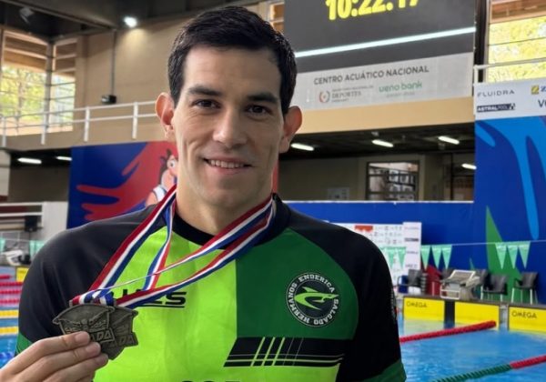 Esteban Enderica, con sus medallas del Open de Paraguay.
