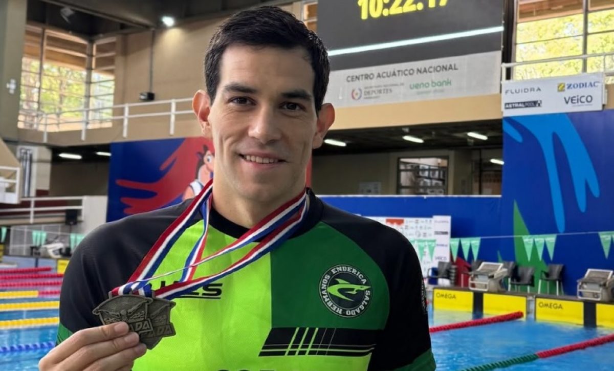 Esteban Enderica, con sus medallas del Open de Paraguay.