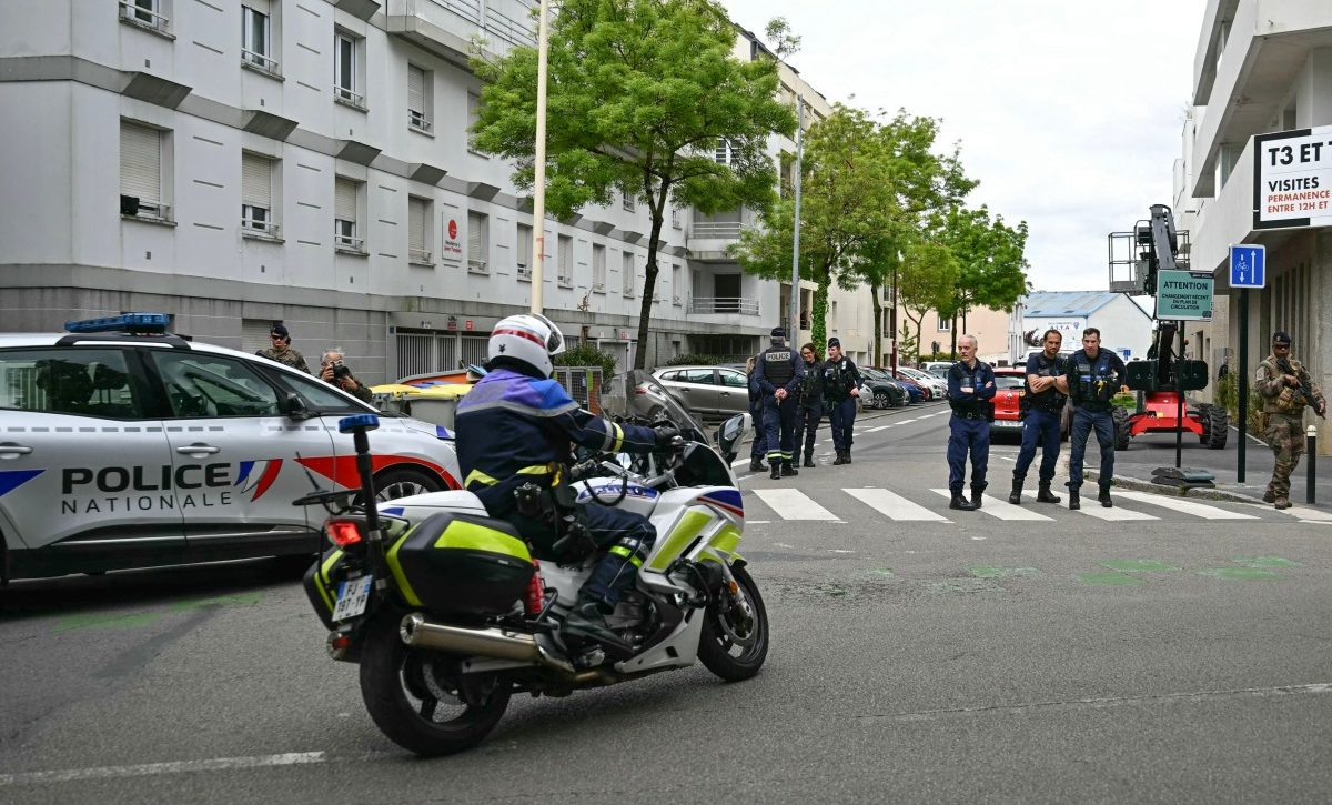 Estudiante de 15 años mató a puñaladas a una compañera y dejó herido a tres más en una escuela de Nantes, Francia
