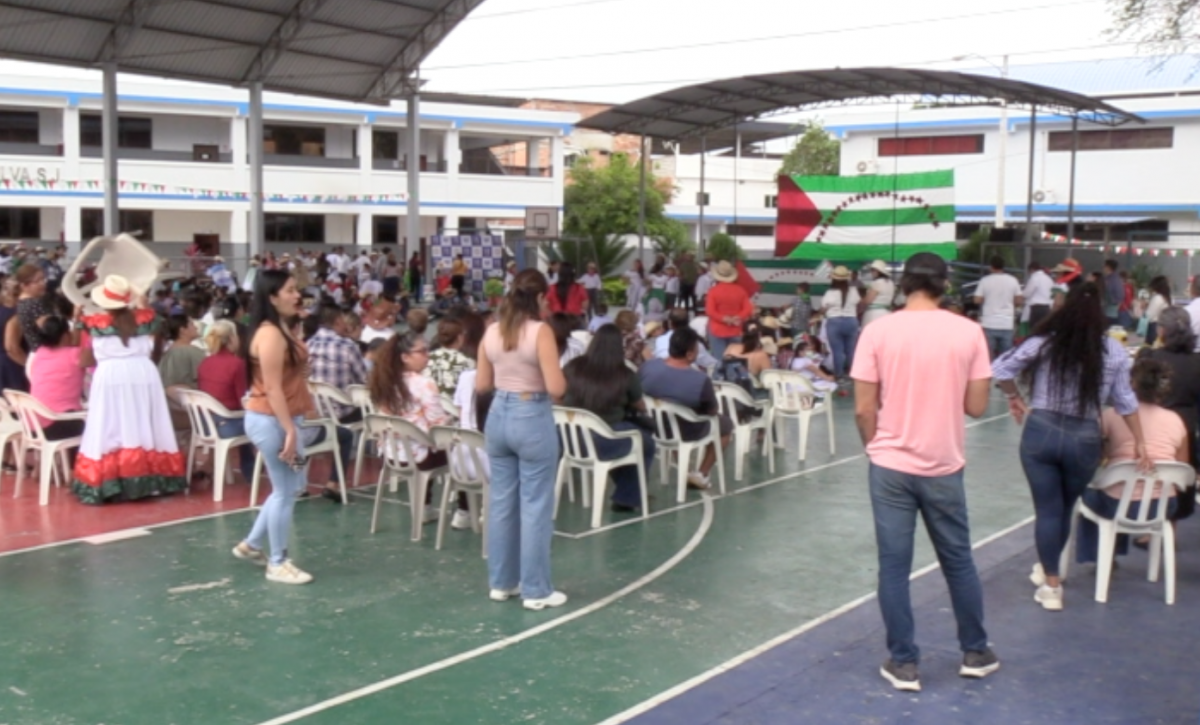 Estudiantes de Cristo Rey resaltan Tradiciones manabitas en conmemoración de la provincialización de Manabí