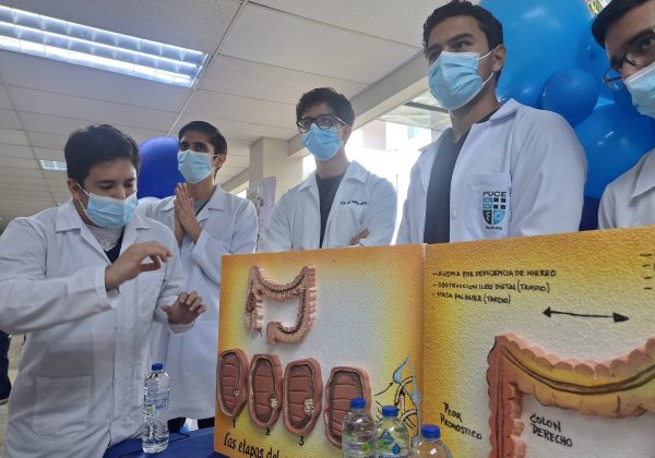 Estudiantes de la UTM y PUCE expusieron problemáticas en casa abierta realizada en SOLCA.