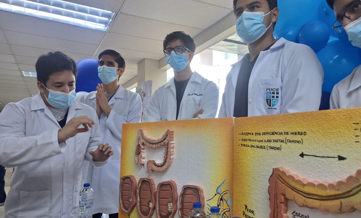 Estudiantes de la UTM y PUCE expusieron problemáticas en casa abierta realizada en SOLCA.
