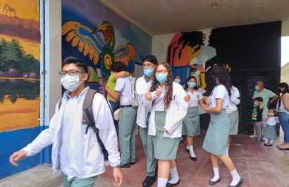 Estudiantes retornan a las aulas en Santo Domingo bajo medidas por tosferina