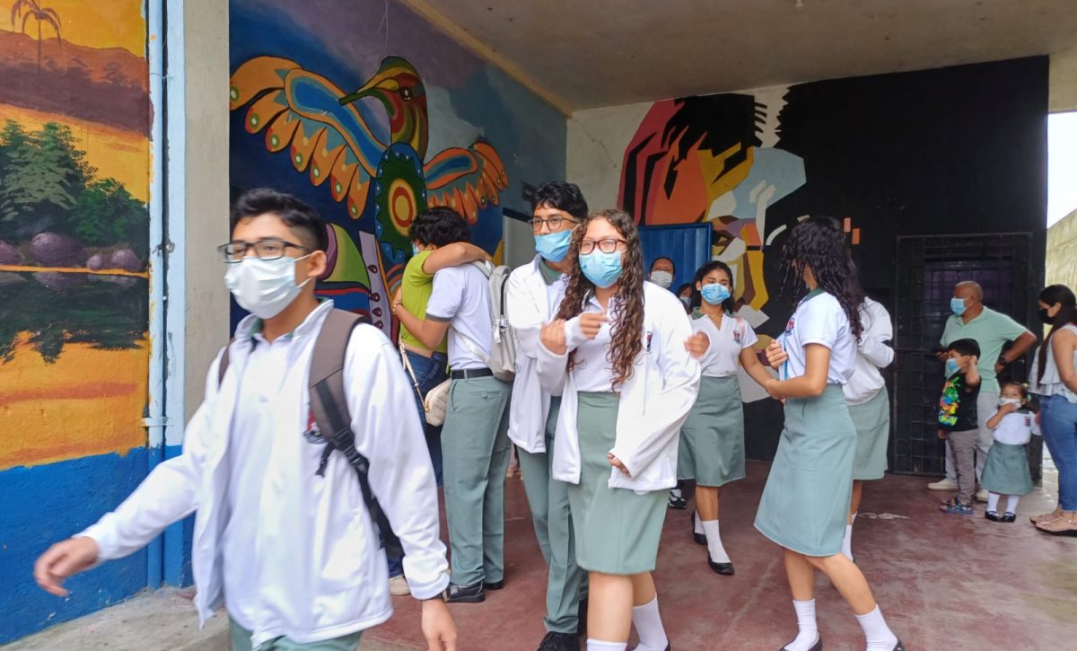 Estudiantes retornan a las aulas en Santo Domingo bajo medidas por tosferina