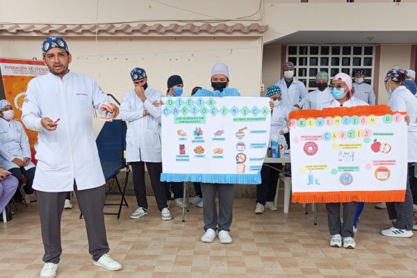 Estudiantes y docentes de la carrera de Odontología ofrecieron valoraciones clínicas, prevención en salud bucal y charlas educativas.