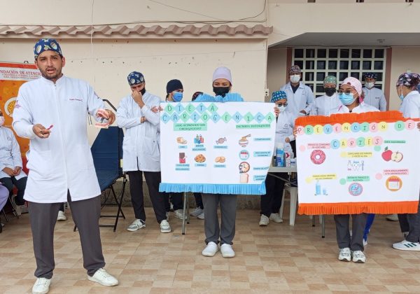 Estudiantes y docentes de la carrera de Odontología ofrecieron valoraciones clínicas, prevención en salud bucal y charlas educativas.
