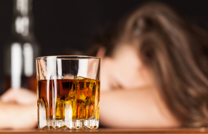 Estudio asegura que cualquier cantidad de alcohol aumenta el riesgo de demencia