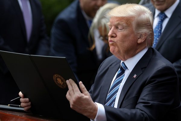 rump Considera Invocar la Ley de Insurrección por Protestas en Los Ángeles