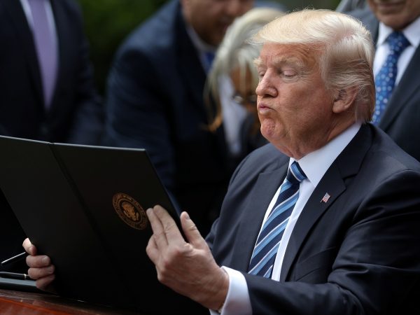 rump Considera Invocar la Ley de Insurrección por Protestas en Los Ángeles