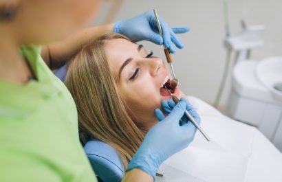 No solo estética: una mala mordida puede afectar tu columna y estómago