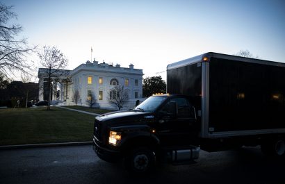 EuropaPress_3525818_camion_mudanzas_aparcado_inmediaciones_casa_blanca_amanecer_ultimo_dia (1)