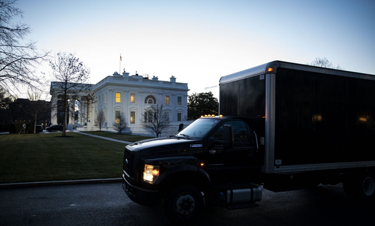 EuropaPress_3525818_camion_mudanzas_aparcado_inmediaciones_casa_blanca_amanecer_ultimo_dia (1)