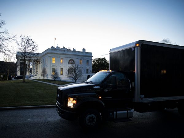 Imagen referencial que muestra un camión de mudanzas en los exteriores de la Casa Blanca