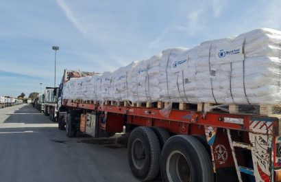 Foto de Archivo que muestra a decenas de camiones del Programa Mundial de Alimentos a punto de entrar a la Franja de Gaza