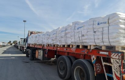 Foto de Archivo que muestra a decenas de camiones del Programa Mundial de Alimentos a punto de entrar a la Franja de Gaza
