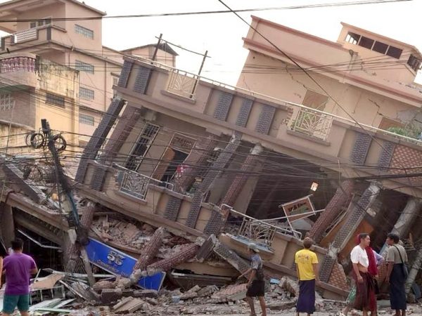 Imagen de archivo de un edificio derrumbado por el terremoto de magnitud 7,7 en la región de Mandalay, en Birmania.