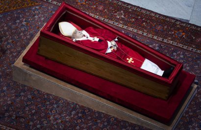 El Vaticano confirma presencia de pobres, migrantes y presos en homenaje final al Papa