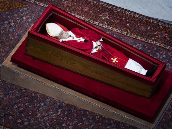 El Vaticano confirma presencia de pobres, migrantes y presos en homenaje final al Papa