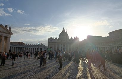 Cónclave 2025: miles de personas se congregan en Roma por un acontecimiento histórico