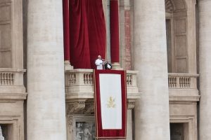 El Papa León XIV en su primer Regina Caeli, desde el balcón central de la Basílica de San Pedro.