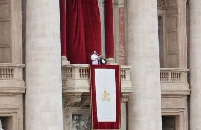El Papa León XIV en su primer Regina Caeli, desde el balcón central de la Basílica de San Pedro.