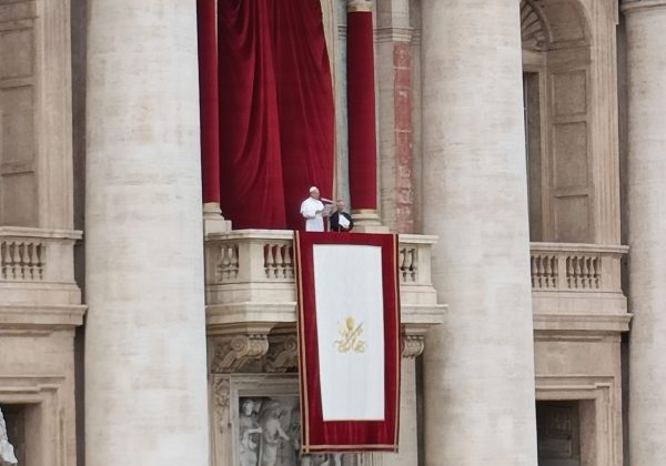 El Papa León XIV en su primer Regina Caeli, desde el balcón central de la Basílica de San Pedro.