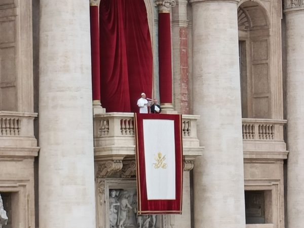 El Papa León XIV en su primer Regina Caeli, desde el balcón central de la Basílica de San Pedro.