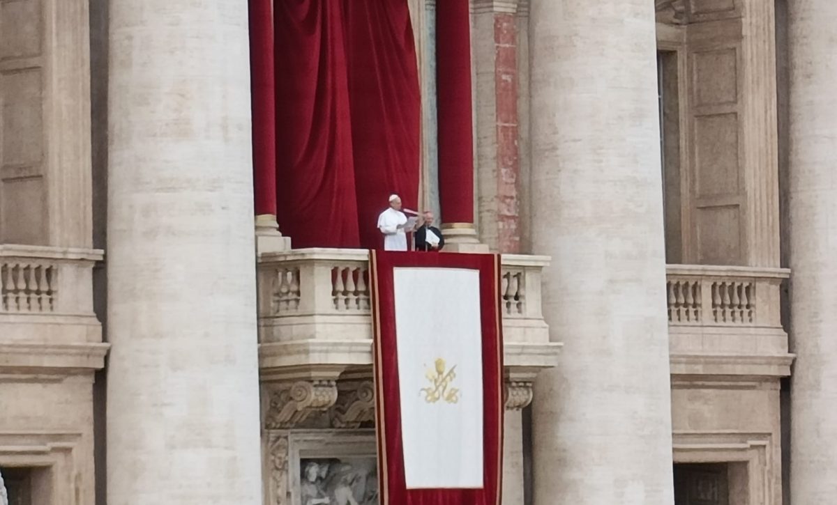 El Papa León XIV en su primer Regina Caeli, desde el balcón central de la Basílica de San Pedro.
