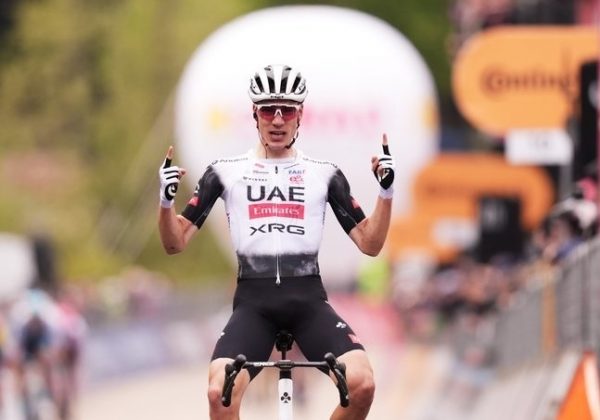 El español Juan Ayuso conquista la alta montaña y se acerca al liderato del Giro