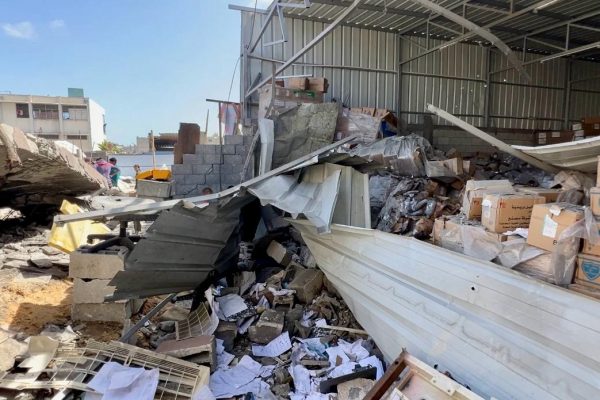 Tres muertos y 46 heridos por disparos israelíes en centro de ayuda en Rafá