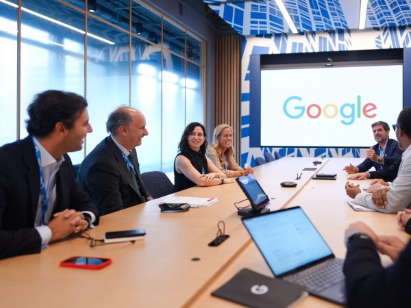 Empresarios españoles en una firma de convenio con Google