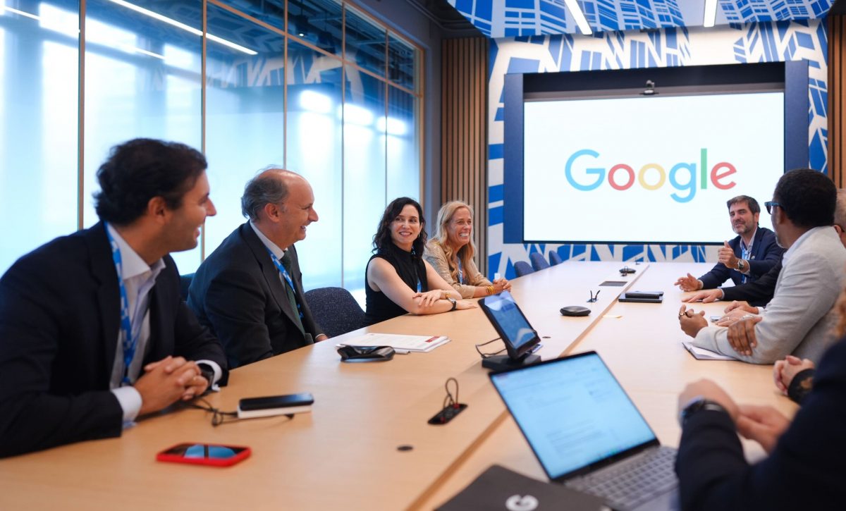 Empresarios españoles en una firma de convenio con Google