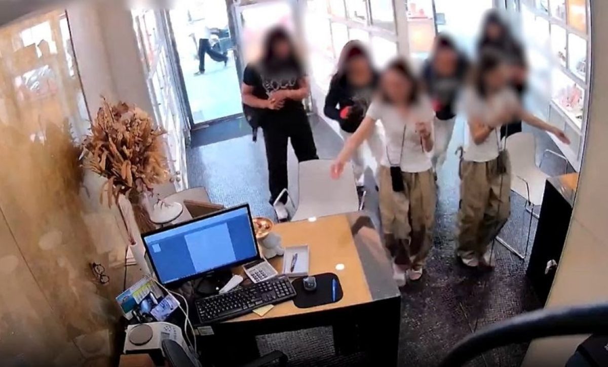 Dos hombres fueron detenidos por intento de robo en joyería de Barcelona con disfraz para evitar identificación