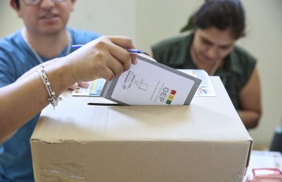Foto/ Europa Press. Cientos de personas ejercen su derecho a voto en las Elecciones Generales de Bolivia 2025, en el Centro Juvenil Pipo Velasco, a 17 de agosto de 2025, en Madrid (España).