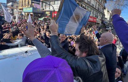 Caravana de Milei atacada con piedras: ¿quiénes están detrás del incidente?