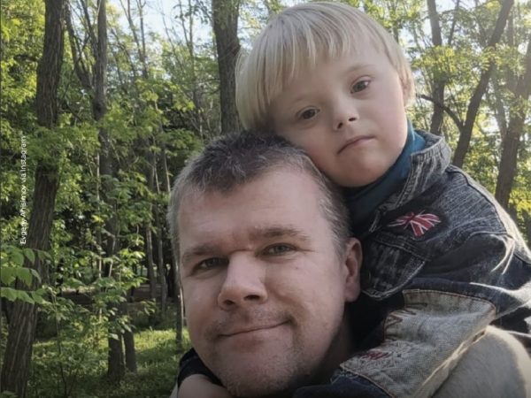 Evgeny Anisimov, un padre ruso, decidió criar solo a su hijo Mishka, diagnosticado con Síndrome de Down al nacer, tras la separación de su esposa,