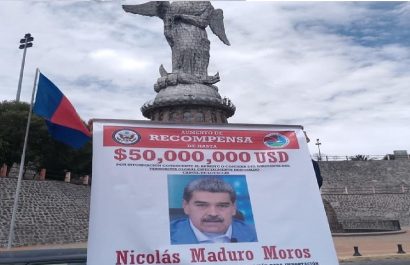 Exhiben en Quito pancartas de recompensa de EE. UU. por Nicolás Maduro y otros funcionarios venezolano
