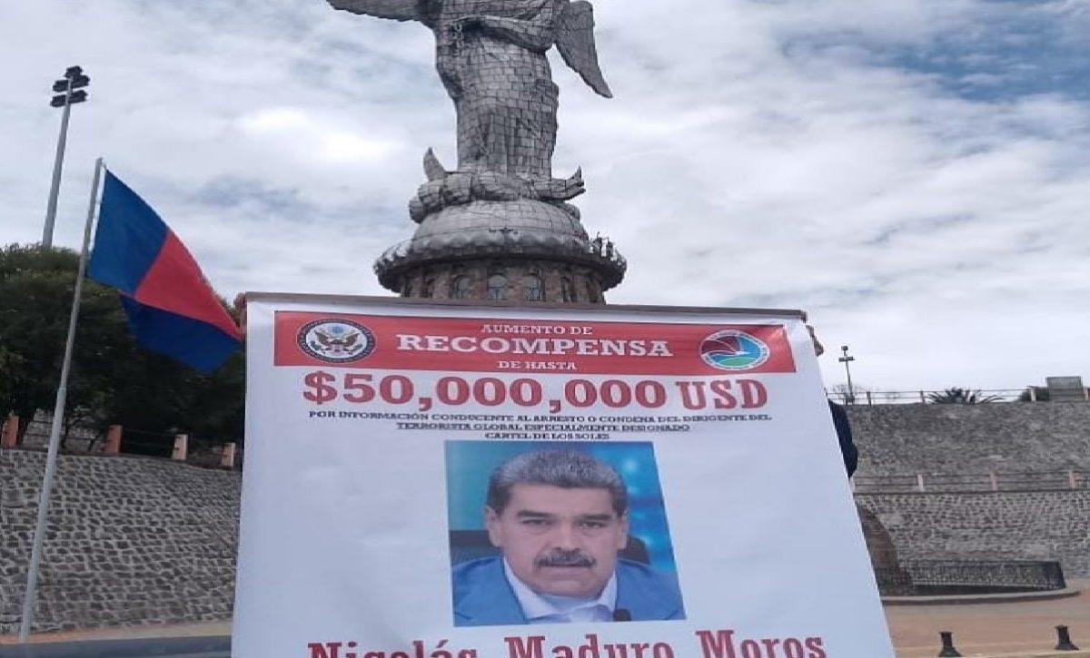 Exhiben en Quito pancartas de recompensa de EE. UU. por Nicolás Maduro y otros funcionarios venezolano